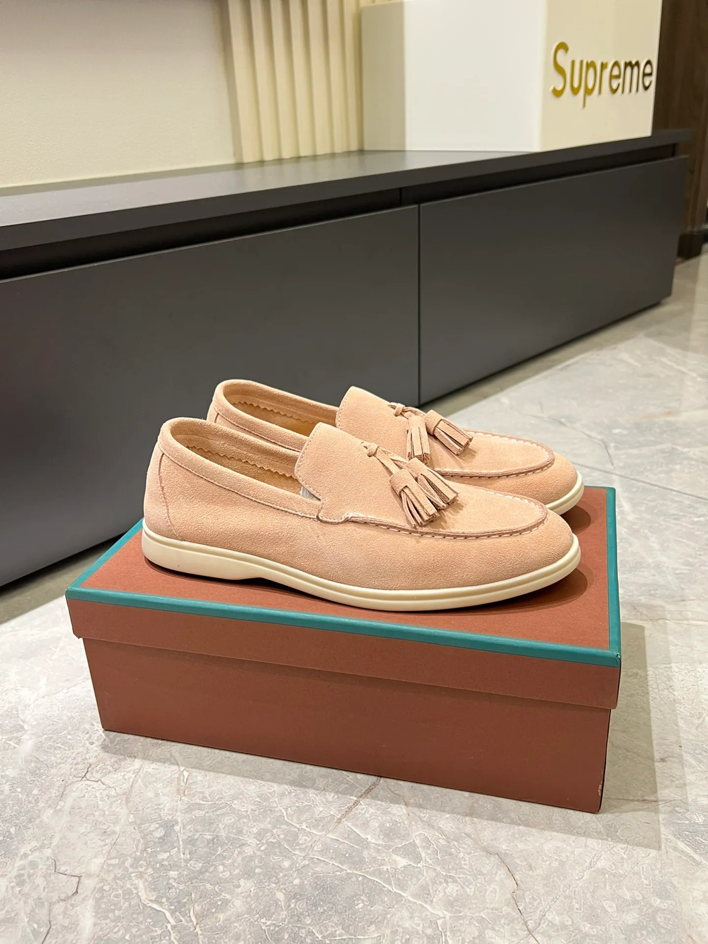 Men's shoes 💰p360 "Loro men's shoes 💰pian'*" Classic L men's shoes for couples 💰p Top version British flat loafers, a must-have item in old money style, the minimalist design is eye-catching and durable, a plus point for dressing The soft foot feel and texture are outstanding. They don’t scratch your feet and are very nice. They are matched with soft and waxy soles. They can be worn daily for a long time without getting tired. They are easy to wear, versatile and classic items, with perfect foot feel and texture! Imported cashmere fabric, the lining is made of imported A-grade water-dyed cow lining, the top version of the genuine leather midsole is sewn with pure handmade mark thread! Size: Female 35-40 (34. Customized) Male 38-44 (45.46. Customized)